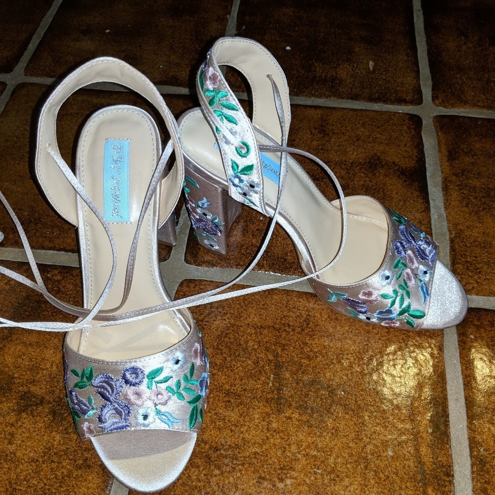 💜Betsy Johnson floral wrap heels 8.5